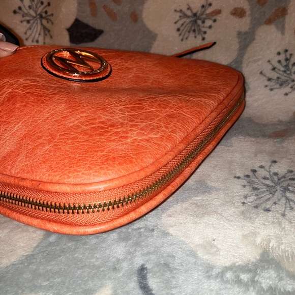 Mia K Expandable Leather Crossbody bag - Picture 8 of 10